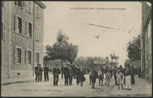 La rue de Nantes : lors d'une course cycliste Libaud (vue 1), café et garage du Lion d'Or (vue 2) / G. Fillodeau phot. (vue 1), R. Pétis phot. (vue 2).